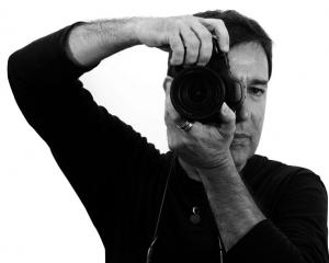 Fotografía de Juan Torre detrás de una de sus cámaras